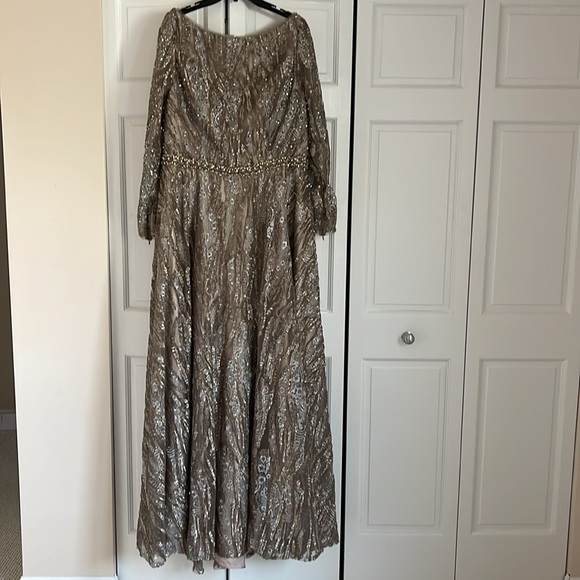 Mac Duggal
Embroidered & Embellished Long
Sleeve Tulle Ballgown - Picture 2 of 11